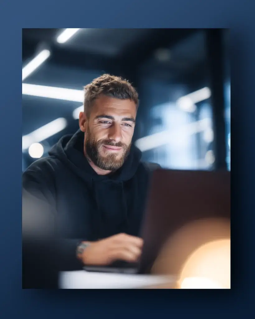 Logistik Job bei Allcox bewerben – Mann sucht Stellenangebote am Laptop